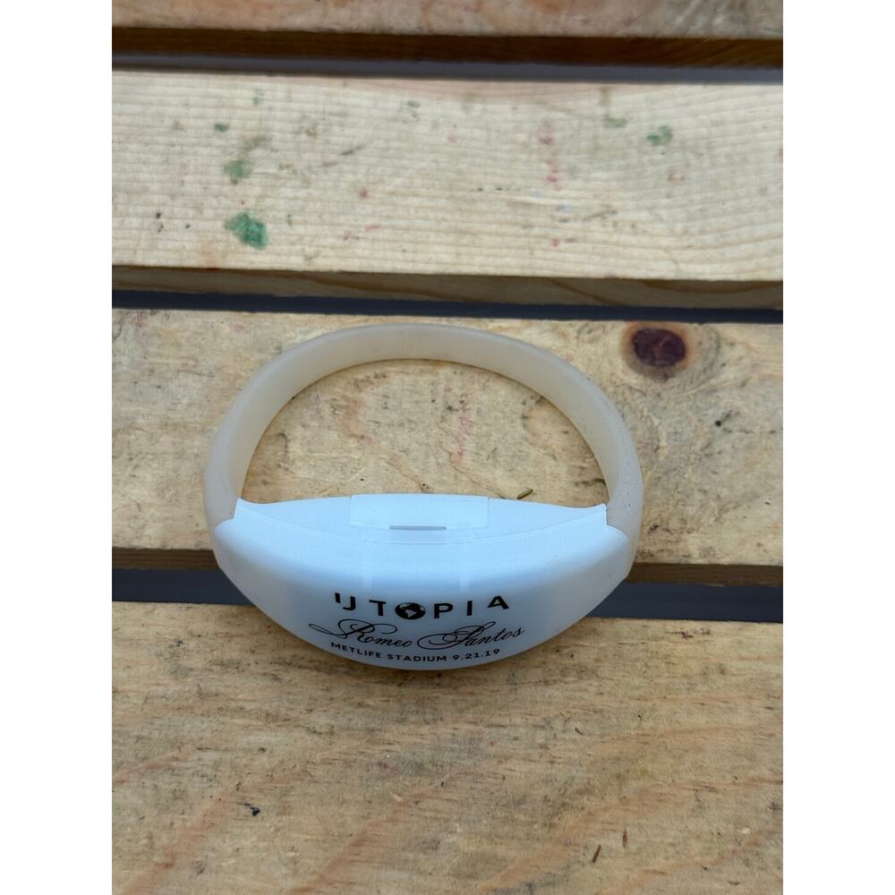 Romeo Santos Utopia Tour 2019 MetLife Stadium LED Concert Wristband Souvenir - Picture 2 of 7